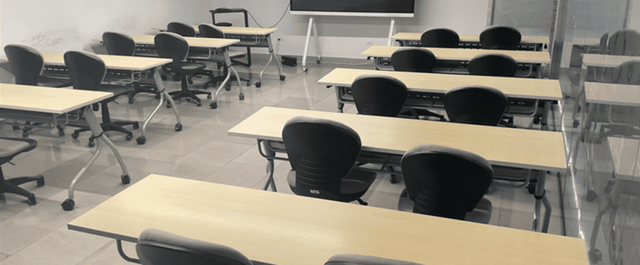 Beneficios de alquilar un salón de capacitación completamente equipado en Panamá